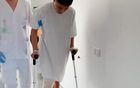 武磊33歲仍想奔跑，術(shù)后拄拐需人扶。