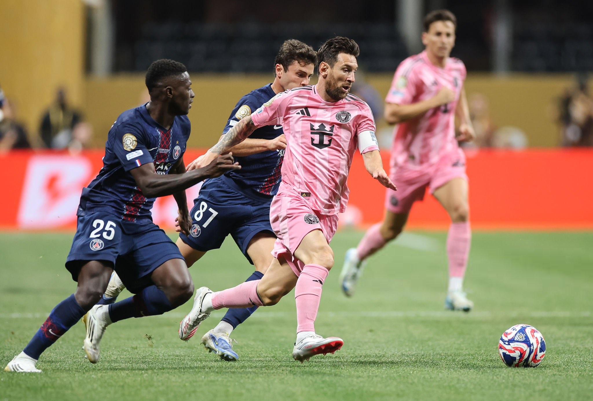 世俱杯4-0大勝，巴黎成為第二支兩次四球戰(zhàn)勝梅西的球隊