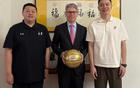 楊鳴、小劉受邀領(lǐng)館，遼籃外援選擇非美，未來更便利。