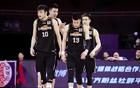 遼籃舊將業(yè)余賽沖突，怒視對手，多人勸解。
