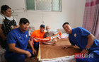 8歲抗癌男孩與王大雷定泰山隊(duì)?wèi)c祝手勢。