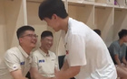 楊瀚森返青，與球員握手，擁抱劉維偉，記者眾多。